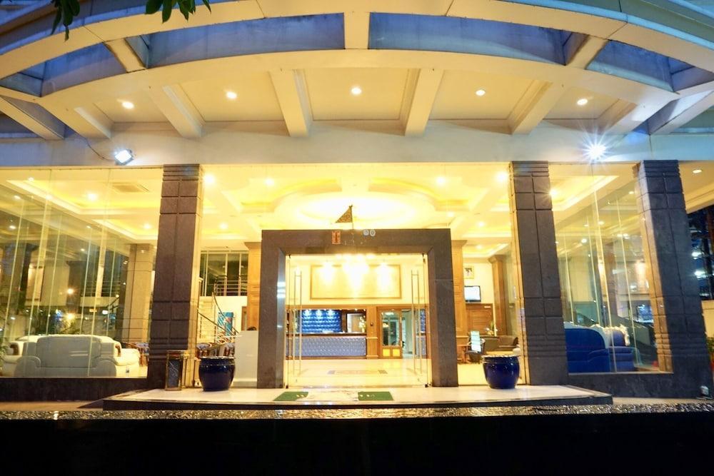 Miloft Sathorn Hotel - Sha Plus Certified Bangkok Exteriör bild The lobby of the hotel
