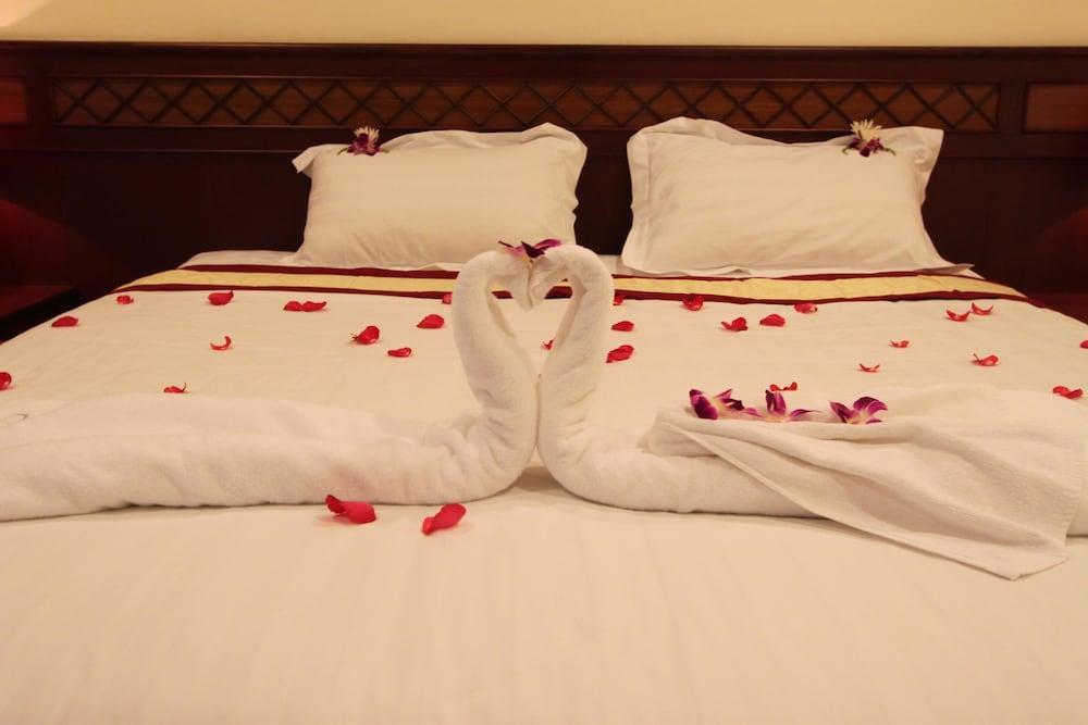 Miloft Sathorn Hotel - Sha Plus Certified Bangkok Exteriör bild A bed with a towel swan