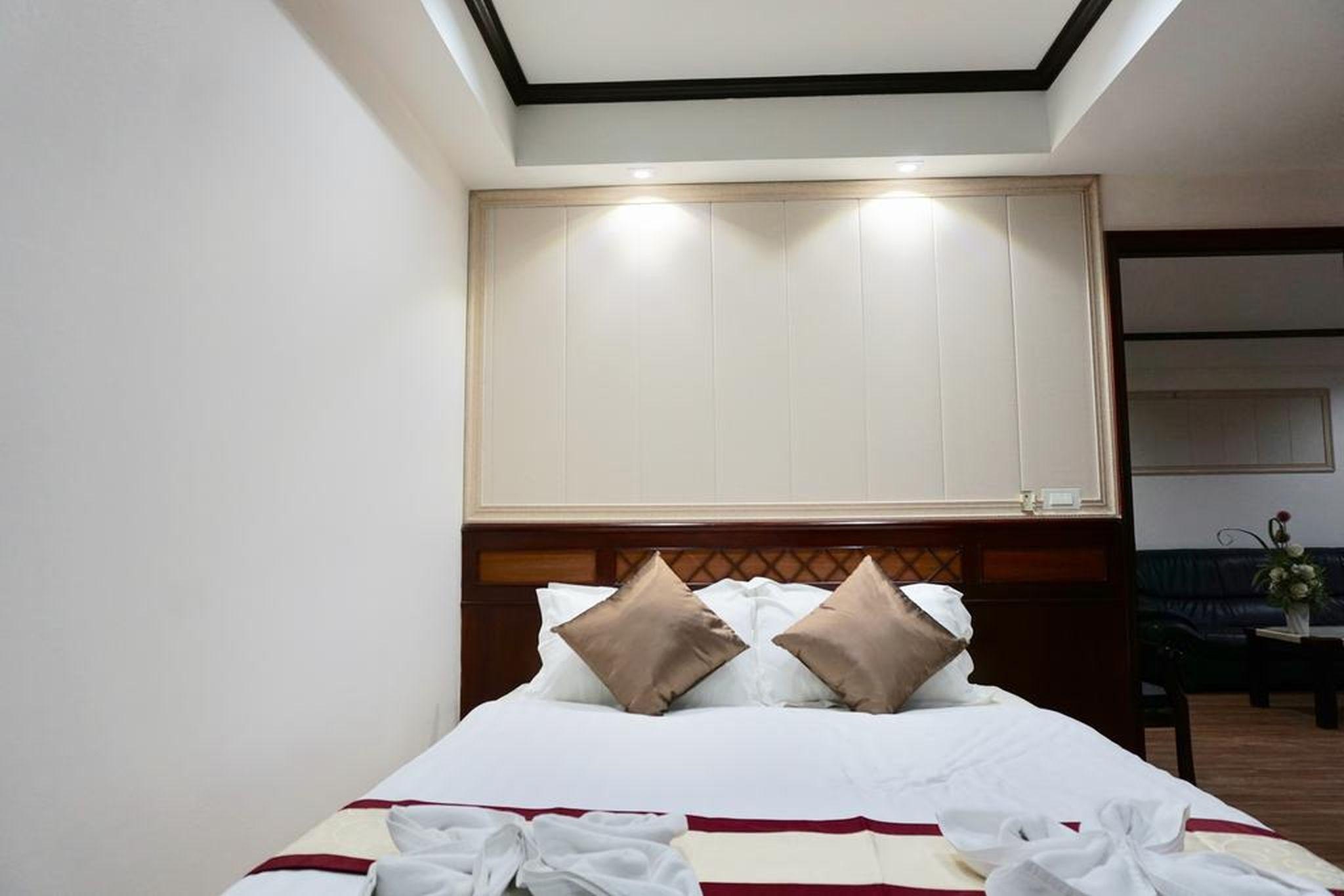Miloft Sathorn Hotel - Sha Plus Certified Bangkok Exteriör bild A bedroom at the hotel