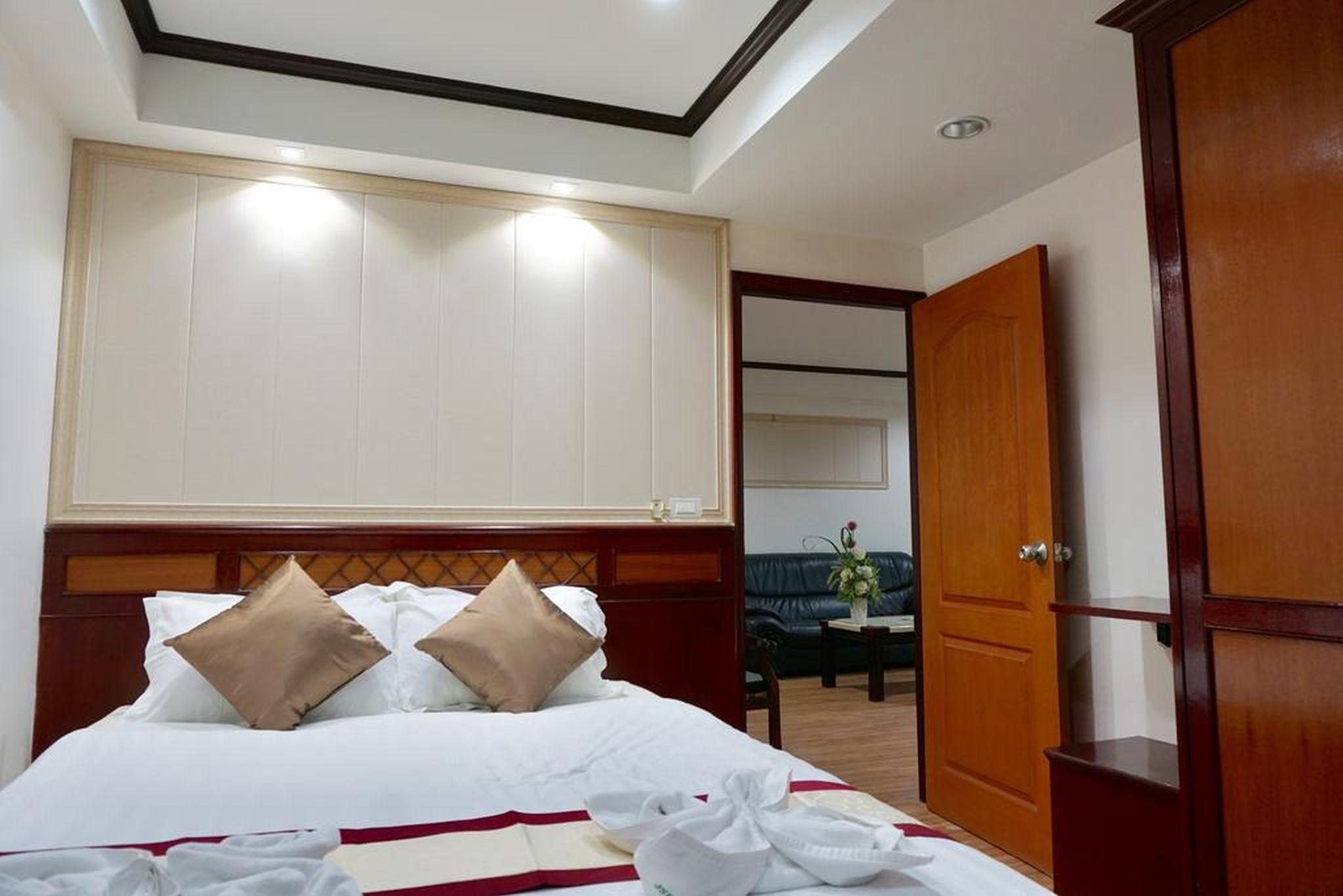 Miloft Sathorn Hotel - Sha Plus Certified Bangkok Exteriör bild A bedroom at the hotel