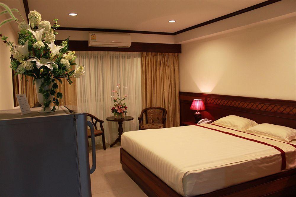 Miloft Sathorn Hotel - Sha Plus Certified Bangkok Exteriör bild A bedroom in a hotel