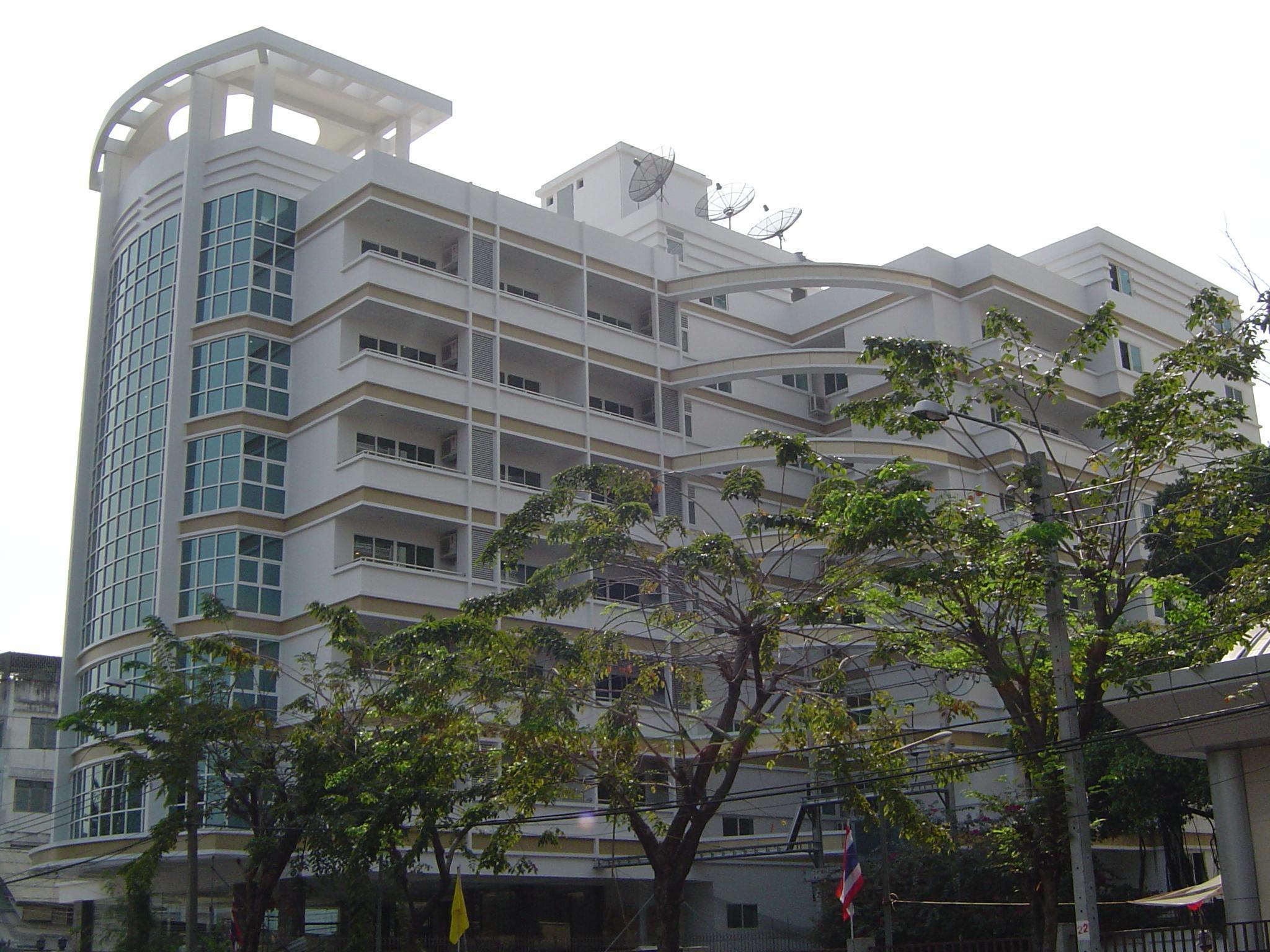 Miloft Sathorn Hotel - Sha Plus Certified Bangkok Exteriör bild The new building of the university