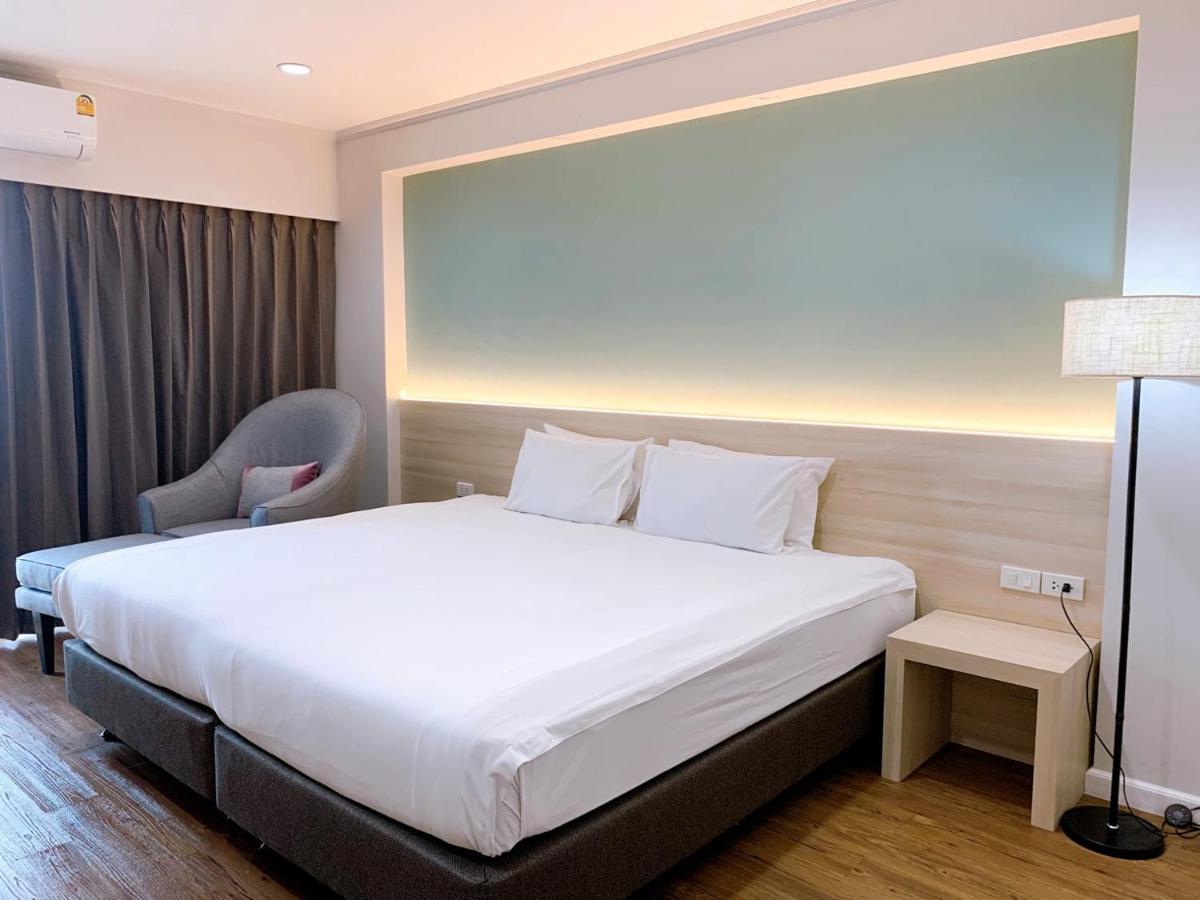 Miloft Sathorn Hotel - Sha Plus Certified Bangkok Exteriör bild Deluxe Room