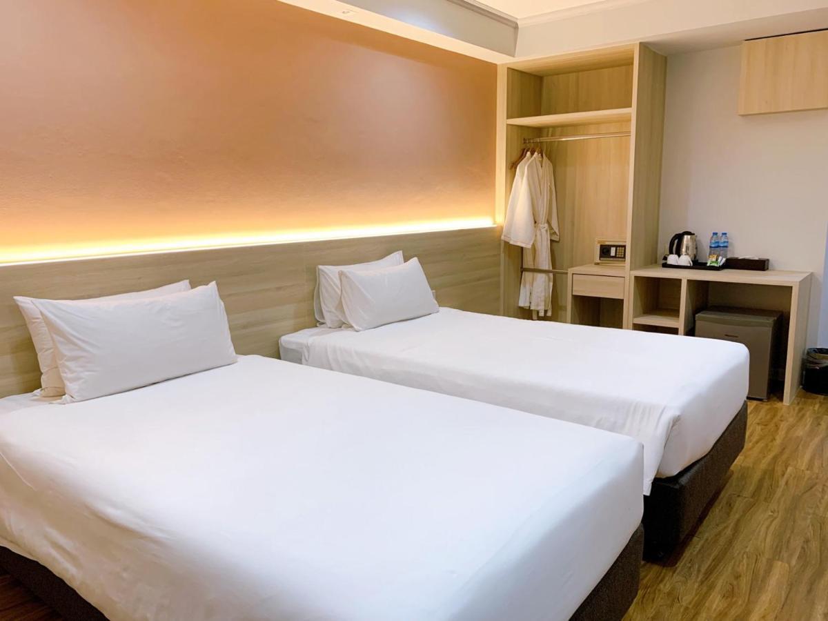 Miloft Sathorn Hotel - Sha Plus Certified Bangkok Exteriör bild Deluxe Twin Room