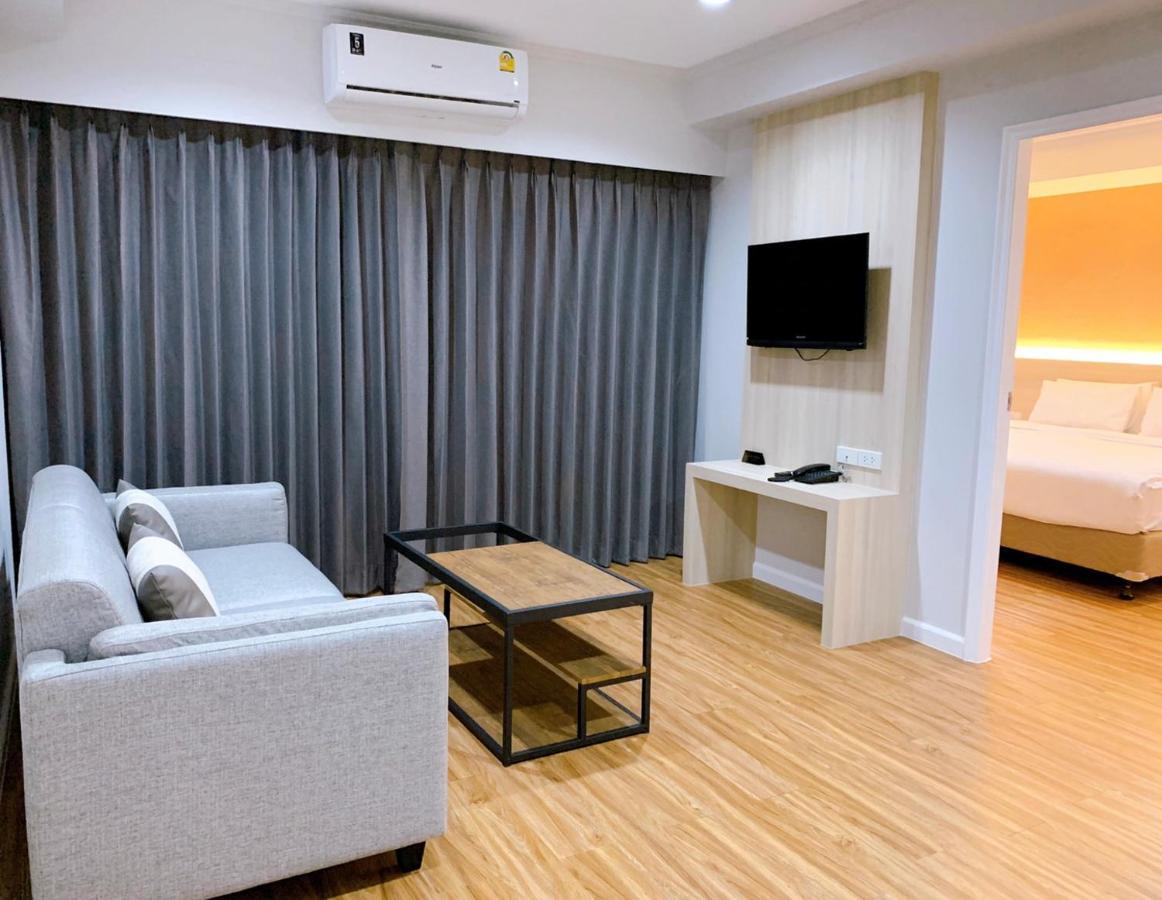 Miloft Sathorn Hotel - Sha Plus Certified Bangkok Exteriör bild Living room