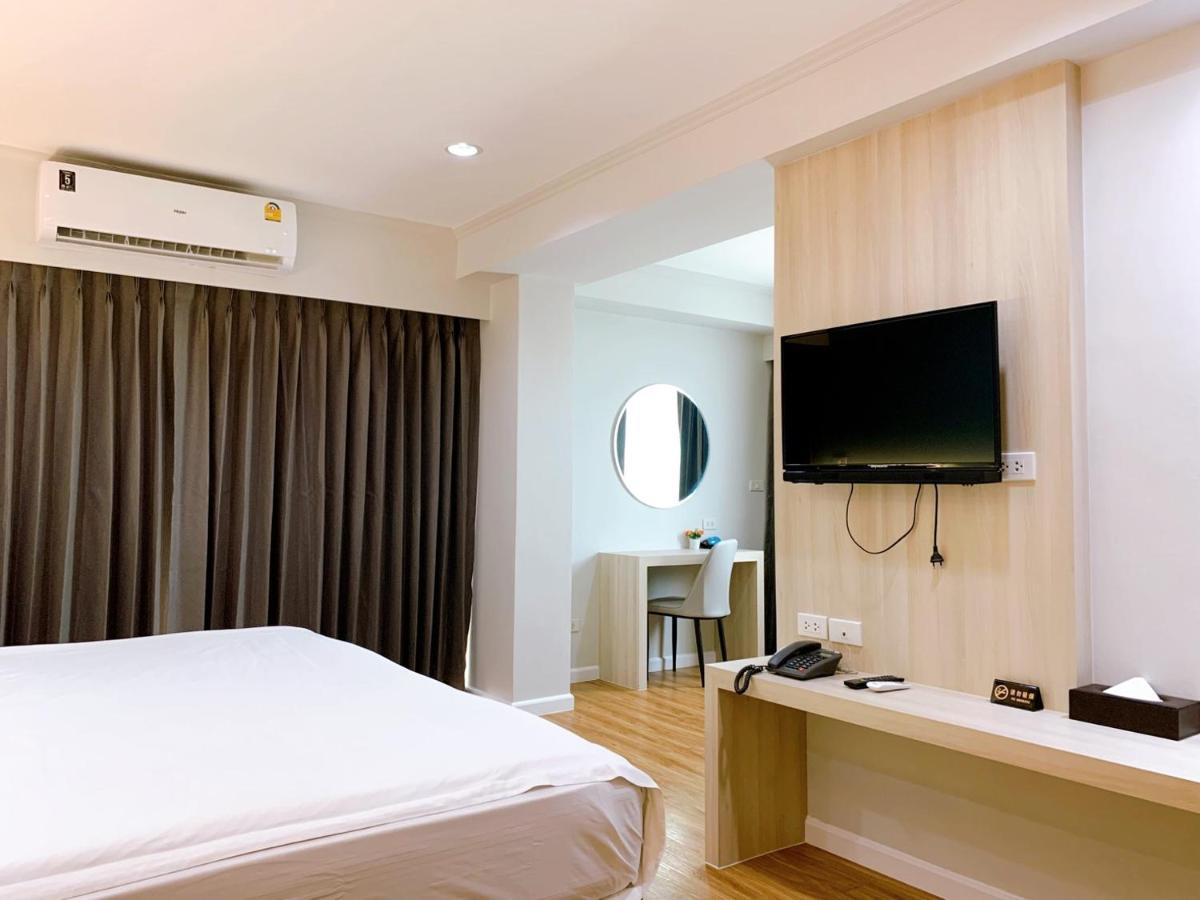 Miloft Sathorn Hotel - Sha Plus Certified Bangkok Exteriör bild A room at the hotel