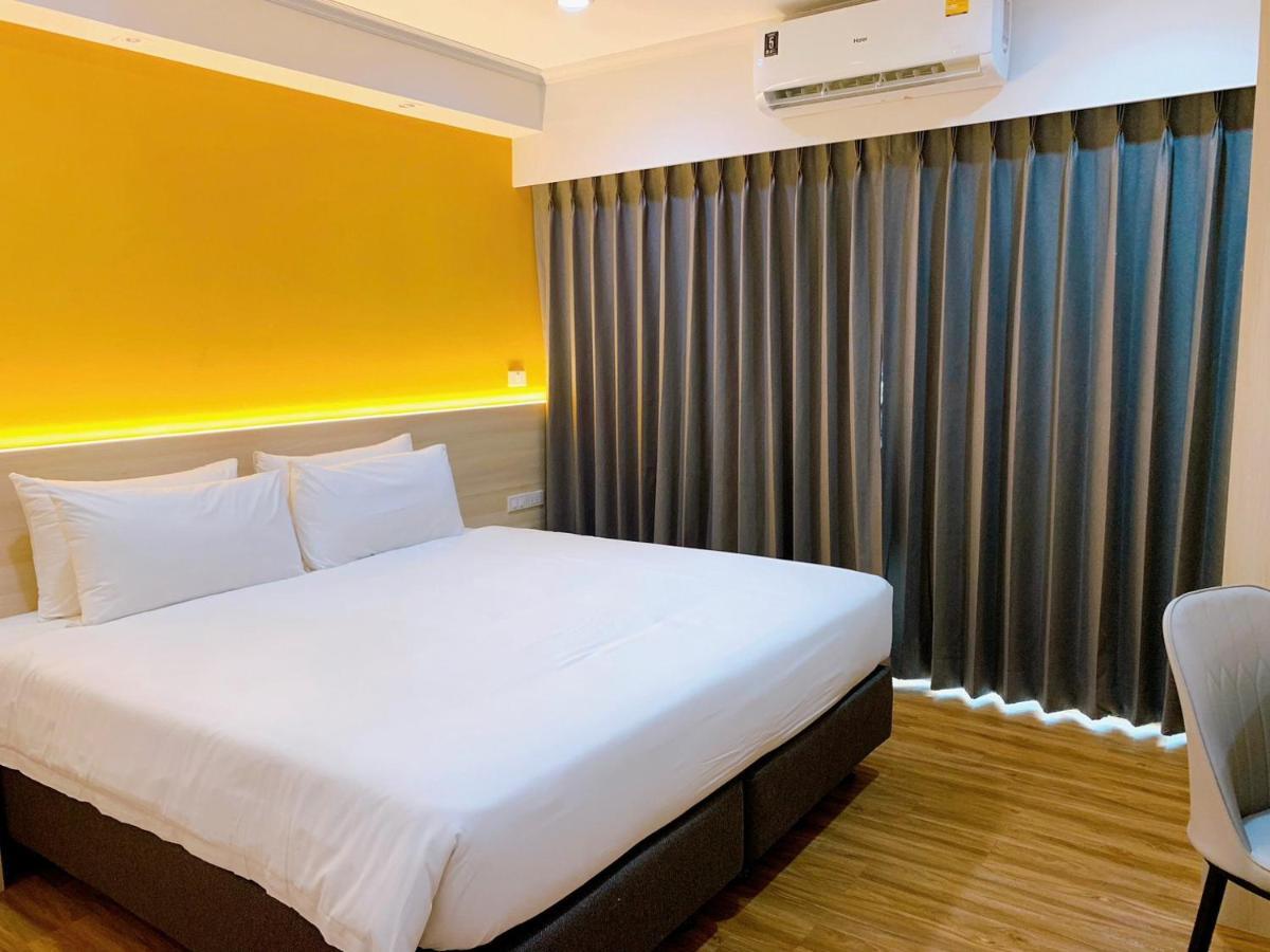 Miloft Sathorn Hotel - Sha Plus Certified Bangkok Exteriör bild A room at the hotel