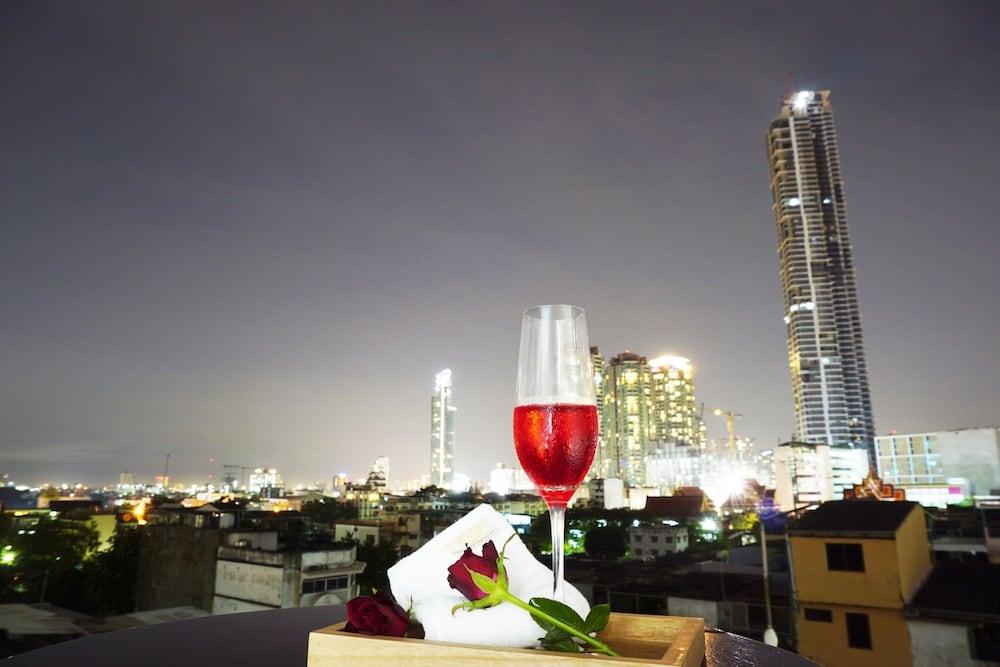 Miloft Sathorn Hotel - Sha Plus Certified Bangkok Exteriör bild View of the complex at night