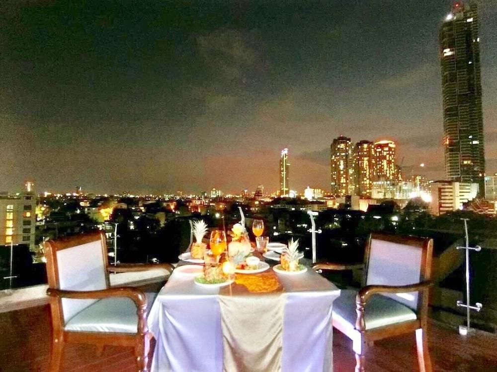 Miloft Sathorn Hotel - Sha Plus Certified Bangkok Exteriör bild Rooftop bar at the Royal Paragon Hotel